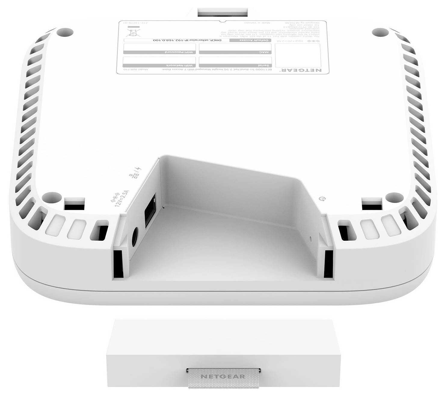 Appareil NETGEAR blanc monté sur le mur ou routeur avec côtés ventilés, zone de port centrale encastrée et adaptateur d'alimentation séparé montré ci-dessous.