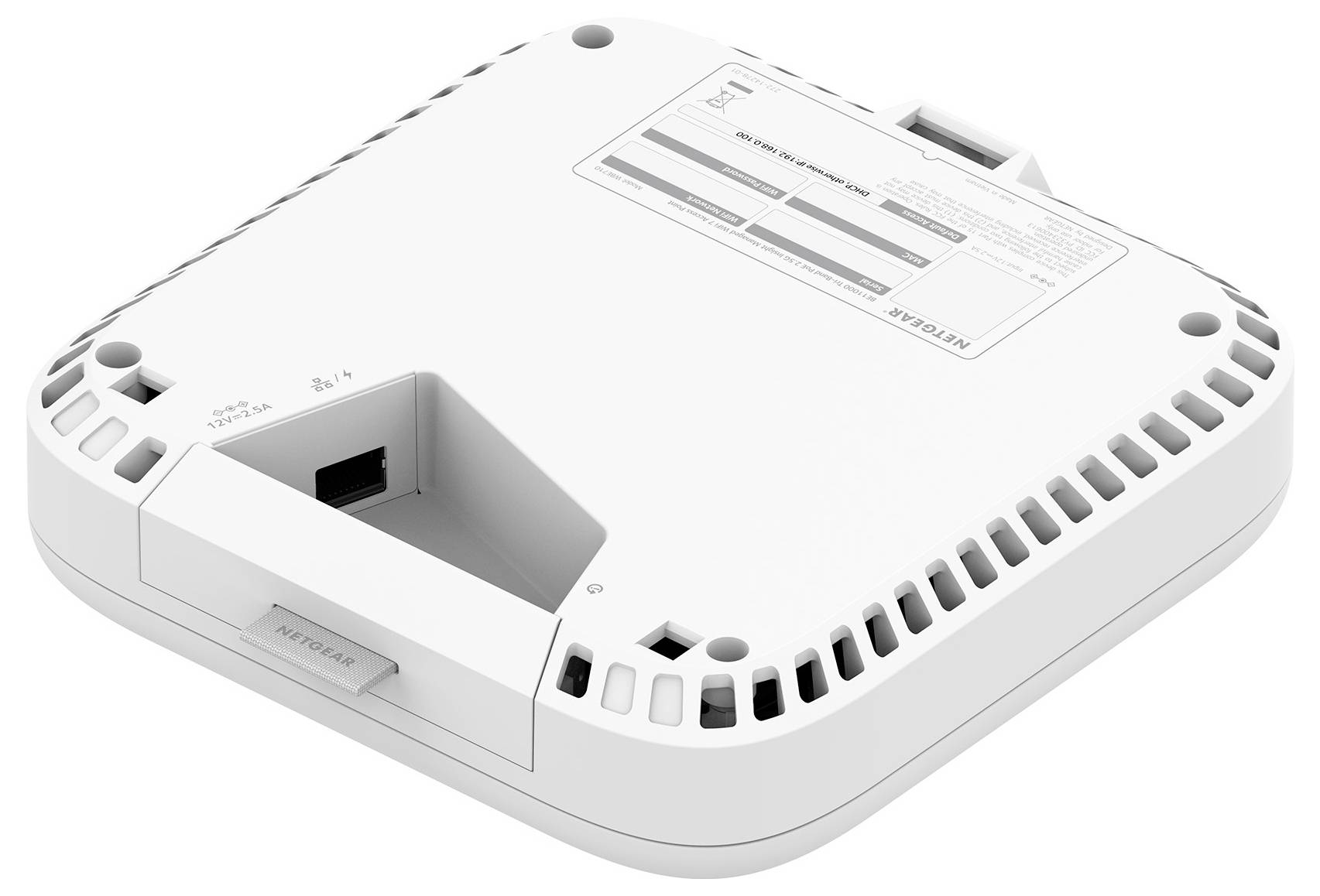 Vue inférieure d'un routeur sans fil NETGEAR blanc avec fentes de ventilation, trous de montage, port Ethernet et étiquette produit.