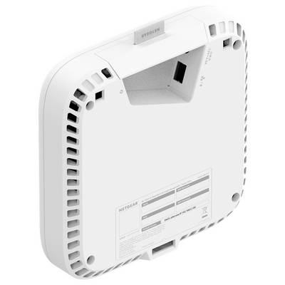 Vue arrière d'un routeur sans fil NETGEAR blanc, montrant les fentes de ventilation, les ports et une étiquette produit.