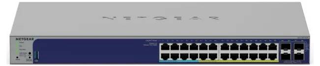 Vue de face d'un commutateur Ethernet NETGEAR avec 24 ports RJ45 et 4 ports SFP sur une unité de montage en rack grise et bleue.