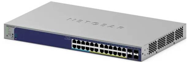 Commutateur réseau Netgear avec 24 ports Ethernet sur la façade et un châssis en métal argenté, présenté en angle sur un fond blanc.