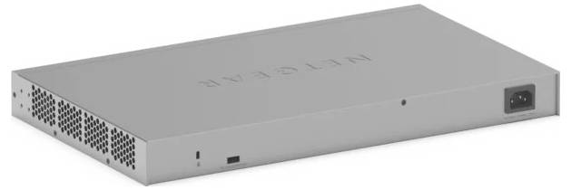 Appareil réseau ou commutateur NETGEAR argenté présenté en vue trois-quarts, avec grilles de ventilation et connecteur d'alimentation à l'arrière droit.