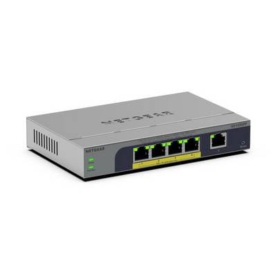 Commutateur Ethernet Netgear avec cinq ports LAN illuminés et un port de liaison montante, présenté dans un boîtier de bureau en métal gris sur un fond blanc.