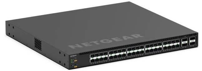 Commutateur réseau Netgear montable en rack avec plusieurs ports Ethernet et voyants d'état, présenté dans une vue de produit en angle avant-gauche sur un fond blanc