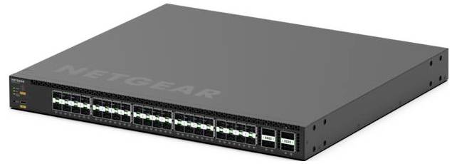 Vue de face d'un commutateur réseau NETGEAR avec plusieurs ports Ethernet et des voyants d'état sur une unité de montage en rack grise.