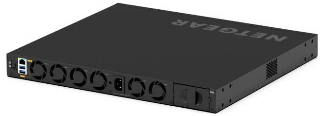 Commutateur réseau NETGEAR noir avec ports de ventilation frontaux et voyants d'état, présenté dans une vue latérale de style produit.