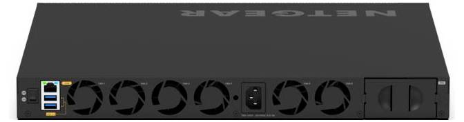 Vue de face d'un appareil réseau NETGEAR noir montable en baie avec plusieurs ventilateurs de refroidissement, des voyants d'état, une prise d'alimentation et des baies de lecteur.