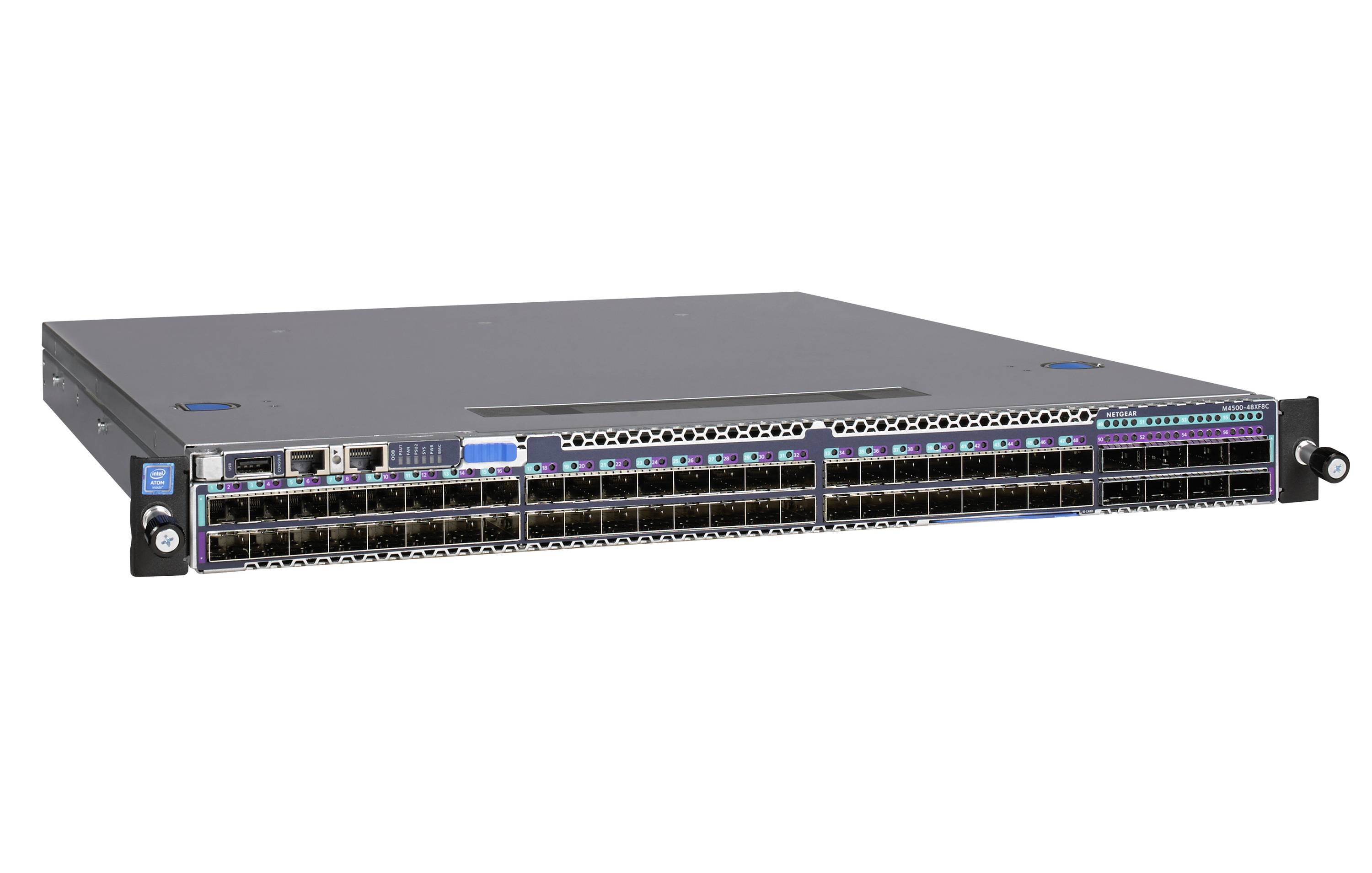 Vue de face d'un commutateur réseau en rack avec plusieurs ports Ethernet et voyants d'état sur un fond blanc.