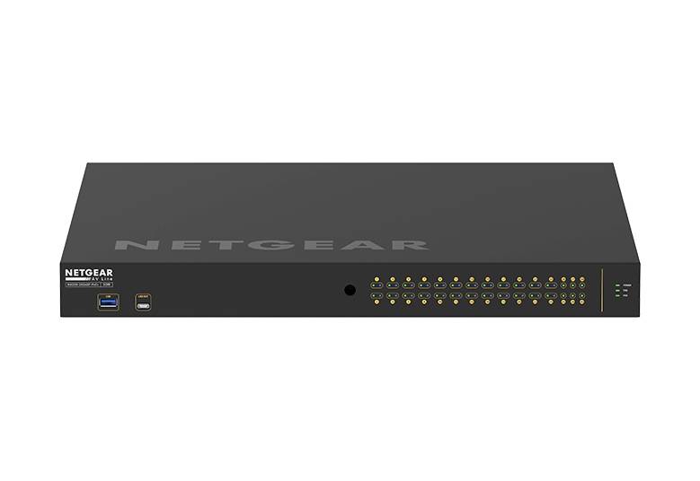 Vue de face d'un commutateur réseau NETGEAR montable en rack avec deux ports USB, des voyants d'état et de nombreux ports Ethernet sur un châssis noir.