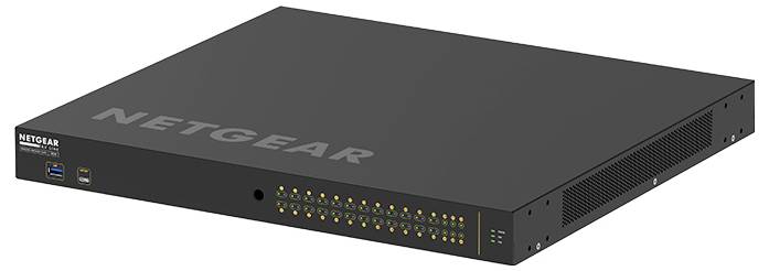 Commutateur réseau NETGEAR montable en rack avec plusieurs ports Ethernet et voyants d'état sur le panneau avant.