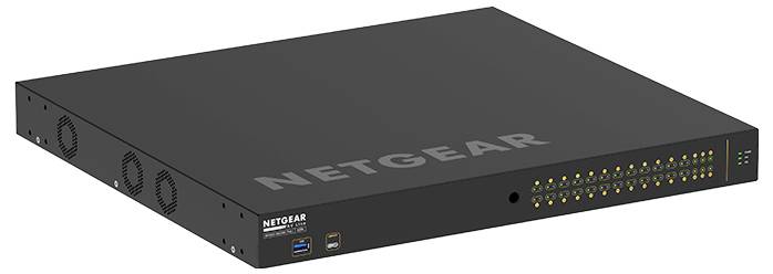 Commutateur réseau NETGEAR noir avec de multiples ports Ethernet et voyants d'état sur le panneau avant.