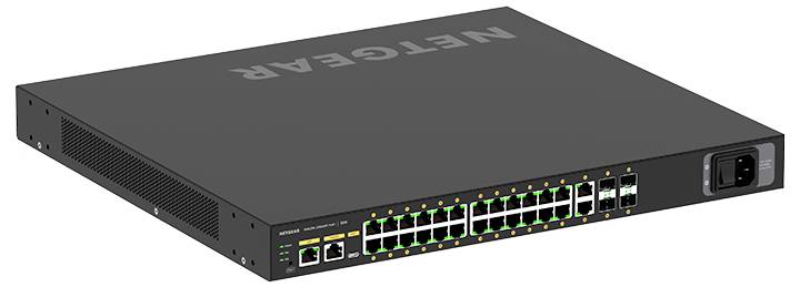 Vue de face d'un commutateur réseau NETGEAR montable en rack avec de nombreux ports Ethernet et des voyants d'état sur un châssis gris foncé.