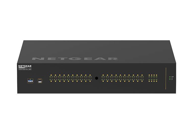 Vue de face d'un commutateur réseau enfichable NETGEAR avec de nombreux ports Ethernet et des voyants d'état sur un fond blanc uni.