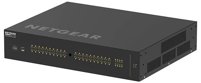 Commutateur réseau NETGEAR montable en rack avec de nombreux ports Ethernet et des voyants d'état frontaux, présenté dans un châssis de style serveur noir.