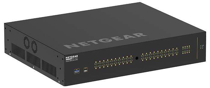 Commutateur réseau Netgear en montage en rack avec plusieurs ports Ethernet et voyants d'état, présenté dans une vue de produit en angle avant-gauche.