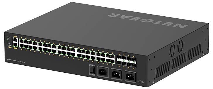 Commutateur réseau NETGEAR noir avec plusieurs ports Ethernet et voyants d'état, présenté en vue de produit en angle.