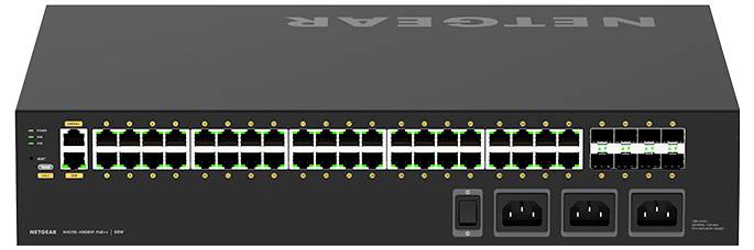 Vue de face d'un commutateur réseau NETGEAR avec de nombreux ports Ethernet, des voyants d'état et trois prises de courant sur la droite.