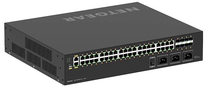 Commutateur réseau NETGEAR noir avec plusieurs ports Ethernet et voyants d'état situés à l'avant, présenté en angle sur un fond blanc.