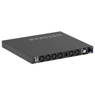 Un appareil réseau NETGEAR noir, probablement un commutateur de montage en rack, présenté dans une vue en angle avec plusieurs ports avant et des évents de refroidissement.