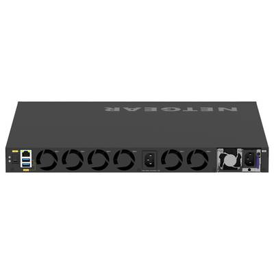 Arrière d'un commutateur réseau NETGEAR en montage en rack avec plusieurs ports Ethernet, ouvertures de ventilation et connecteurs d'alimentation.