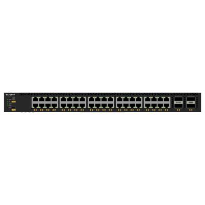 Vue de face d'un commutateur réseau Netgear montable en rack avec de nombreux ports Ethernet et des voyants d'état, plus deux modules de gestion/affichage sur la droite.
