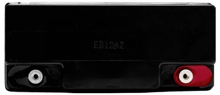 Batterie rectangulaire noire avec une borne positive rouge sur la droite et une borne négative noire sur la gauche.