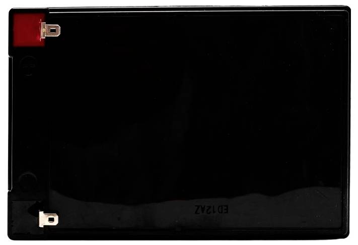 Un module électronique rectangulaire noir avec deux pattes de montage en métal et un connecteur rouge dans le coin supérieur gauche.