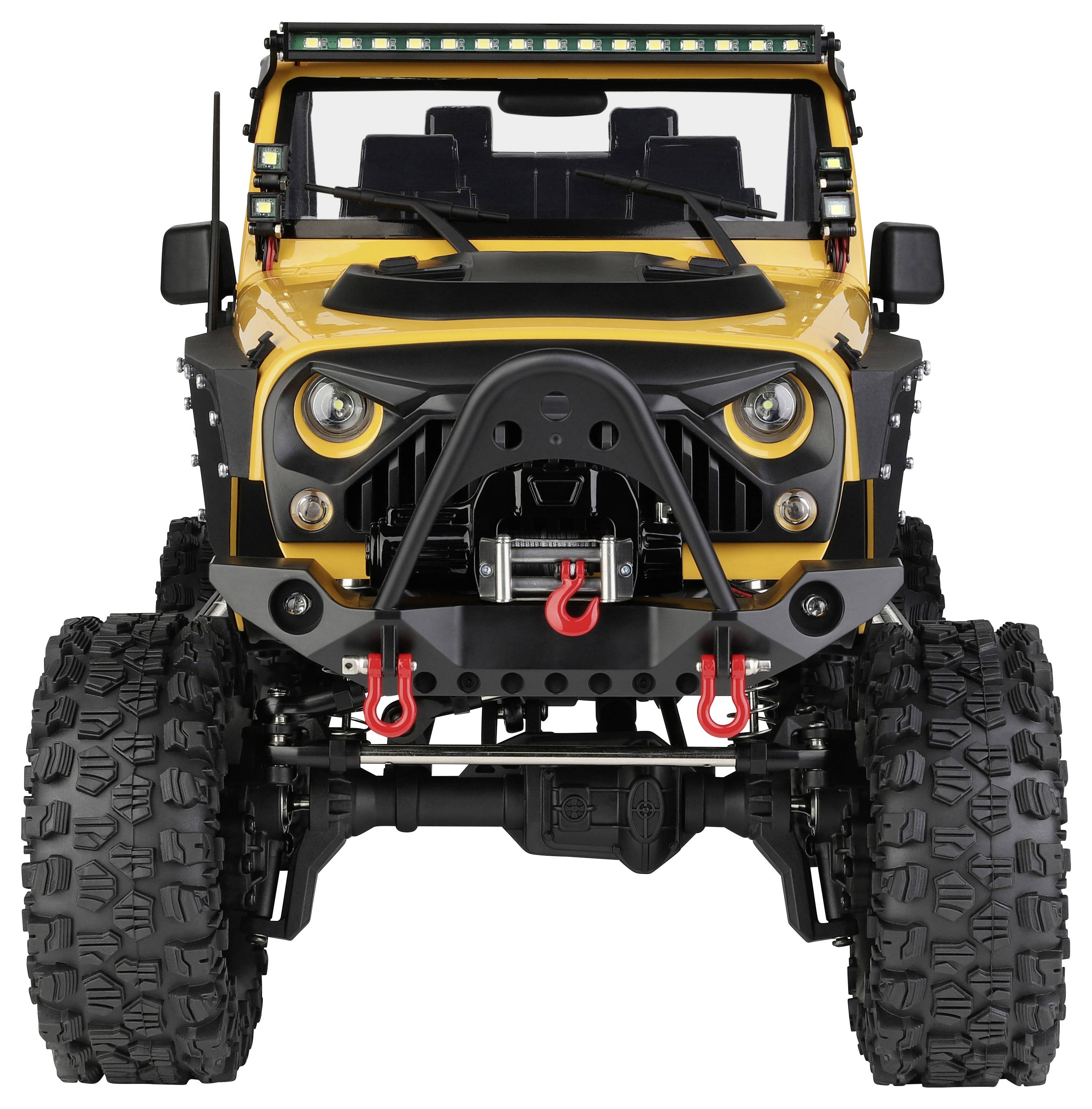 Vue de face d'un camion de style Jeep tout-terrain jaune avec des pneus surdimensionnés, une barre lumineuse sur le toit et des crochets de remorquage rouges sur un fond blanc.