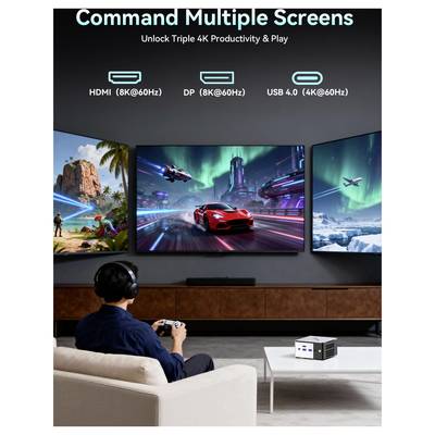# Graphique Promotionnel - Configuration Triple Écran 4K<br><br>Configuration triple écran 4K pour les jeux et la productivité, avec support HDMI, DP et USB 4.0 ; une personne joue sur un canapé face à trois écrans montés au mur.