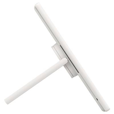 Vue latérale d'un écran blanc mince ou d'une tablette sur un socle, incliné vers le haut sur un fond blanc uni.