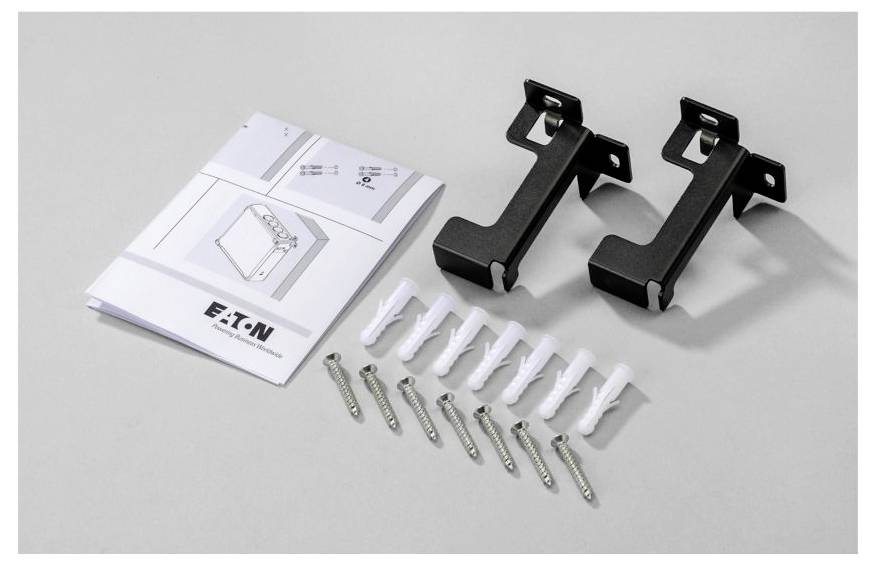 Kit matériel Eaton avec manuel d'instructions, deux supports muraux noirs, chevilles blanches et vis disposés sur une surface claire.