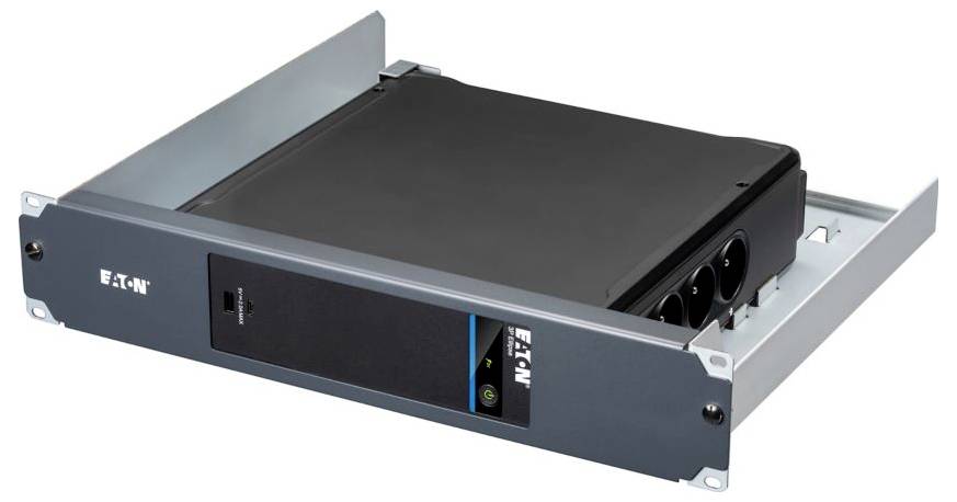 Module de batterie UPS Eaton noir montable en rack dans un bac métallique, présenté sous un angle avec le panneau avant et les connecteurs visibles.