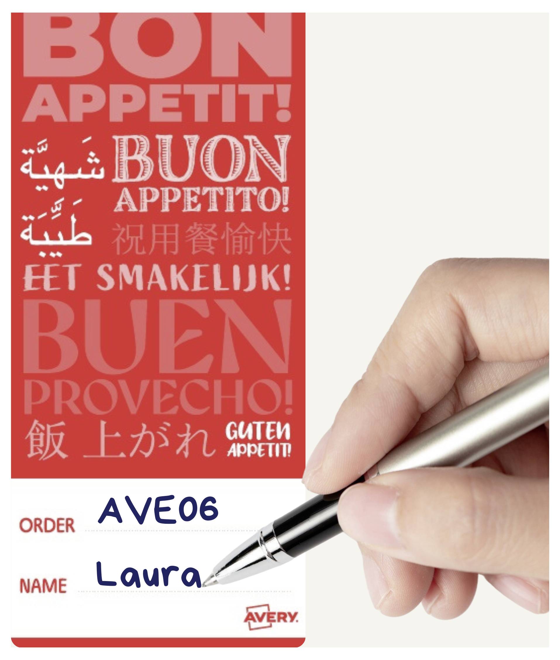 Écriture à la main « Laura » sur un badge Avery sous « COMMANDE » et « AVE06 », à côté d'un exemple de conception multilingue « Bon Appétit! » rouge.