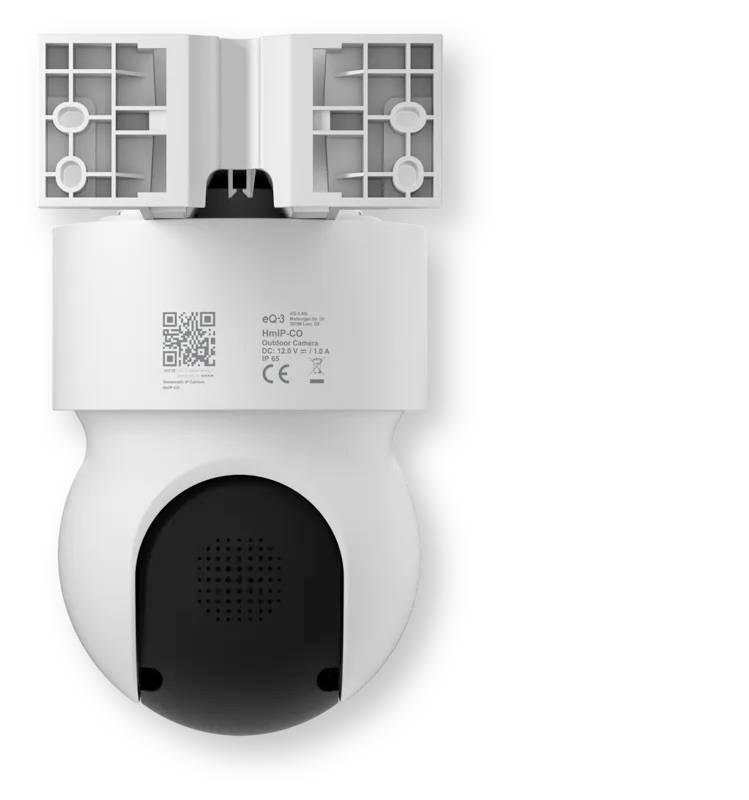 Vue de face d'un appareil électronique blanc monté en muraire avec deux panneaux supérieurs ouverts ressemblant à des grilles de ventilation, une étiquette code QR et un panneau inférieur noir sur un fond neutre.