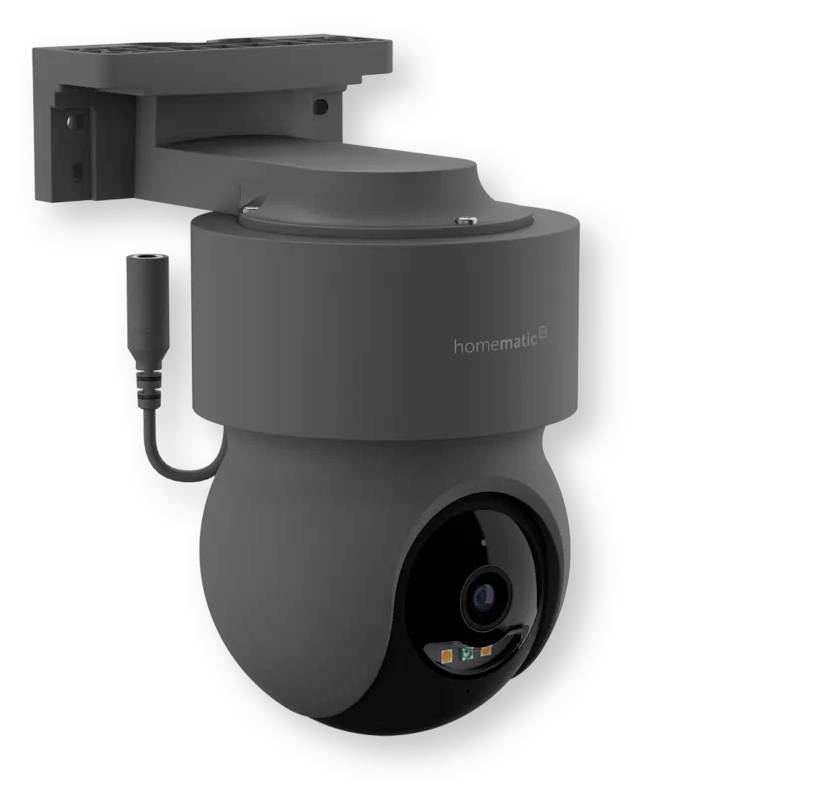 Caméra de sécurité extérieure Homatic gris foncé montée sur un support de plafond avec un objectif visible et un câble.