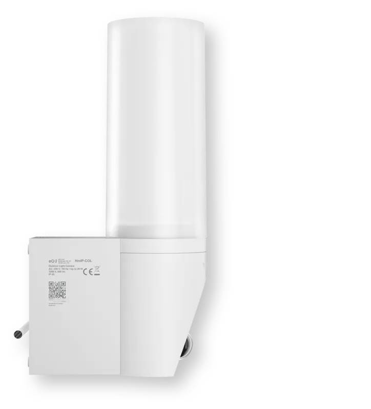 Appareil blanc monté au mur avec un sommet cylindrique haut et un boîtier de commande inférieur, présenté sur un fond neutre.