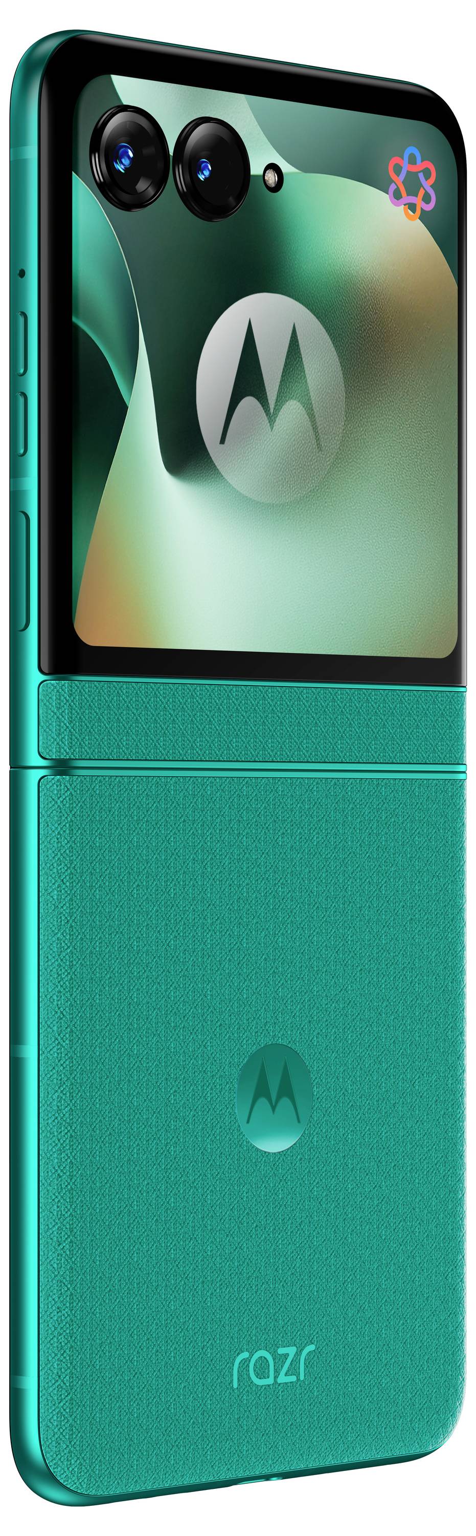 Téléphone pliable Motorola Razr bleu-vert présenté à moitié ouvert, avec triple caméras arrière et logo Motorola au dos.