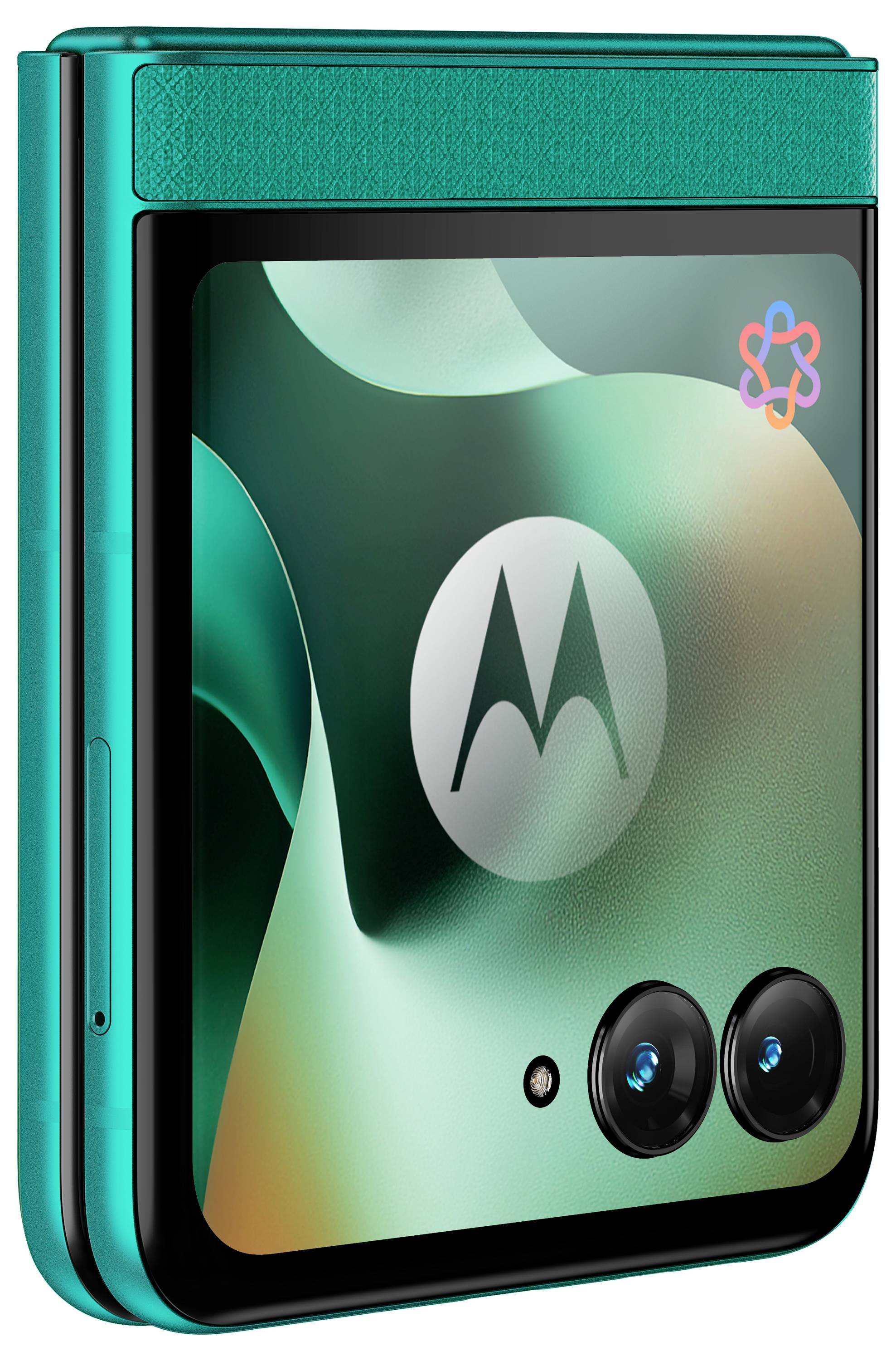 Smartphone pliable Motorola de couleur sarcelle fermé montré partiellement ouvert, avec double caméras arrière et logo Motorola sur le dos semblable à un écran.
