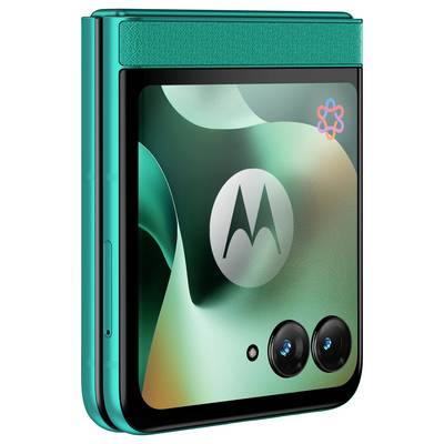 Smartphone pliable Motorola de couleur sarcelle fermé montré partiellement ouvert, avec double caméras arrière et logo Motorola sur le dos semblable à un écran.