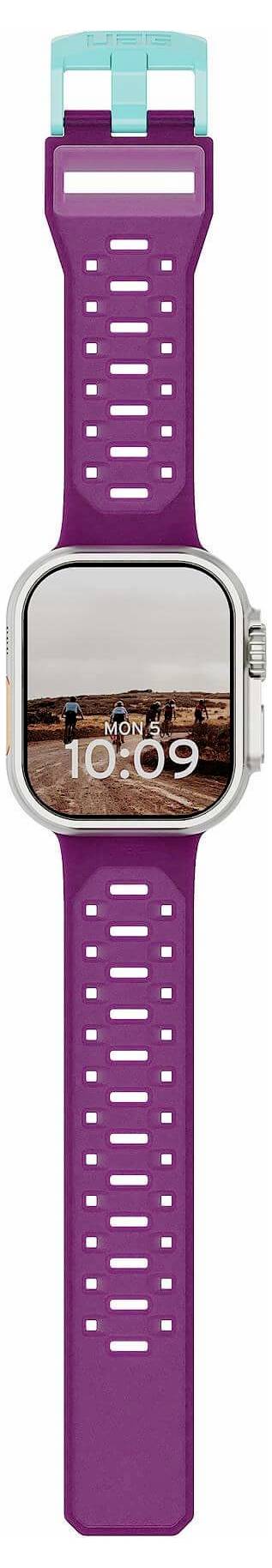 Montre intelligente violette avec un boîtier carré argenté et un bracelet assorti, affichant l'heure 10:09 sur l'écran.