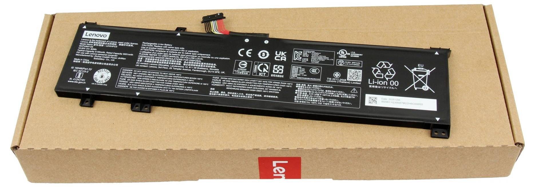 Bloc-batterie pour ordinateur portable Lenovo noir allongé sur une boîte en carton, affichant les étiquettes, les icônes de sécurité et les connecteurs.