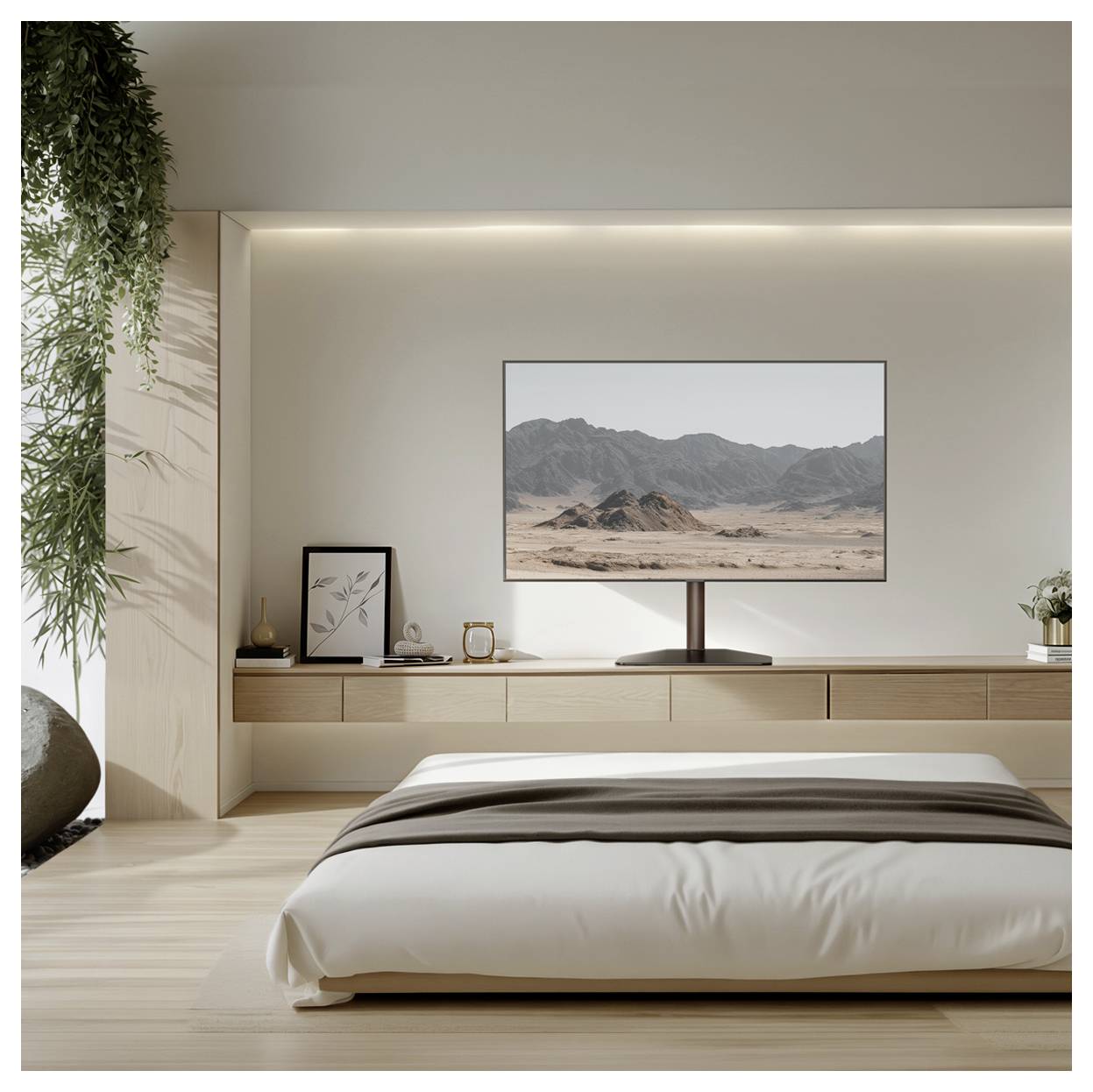 Chambre moderne avec un lit bas et une étagère en bois flottant, téléviseur centralisé affichant un paysage de montagne désertique, avec une décoration minimaliste chaleureuse et une plante suspendue.