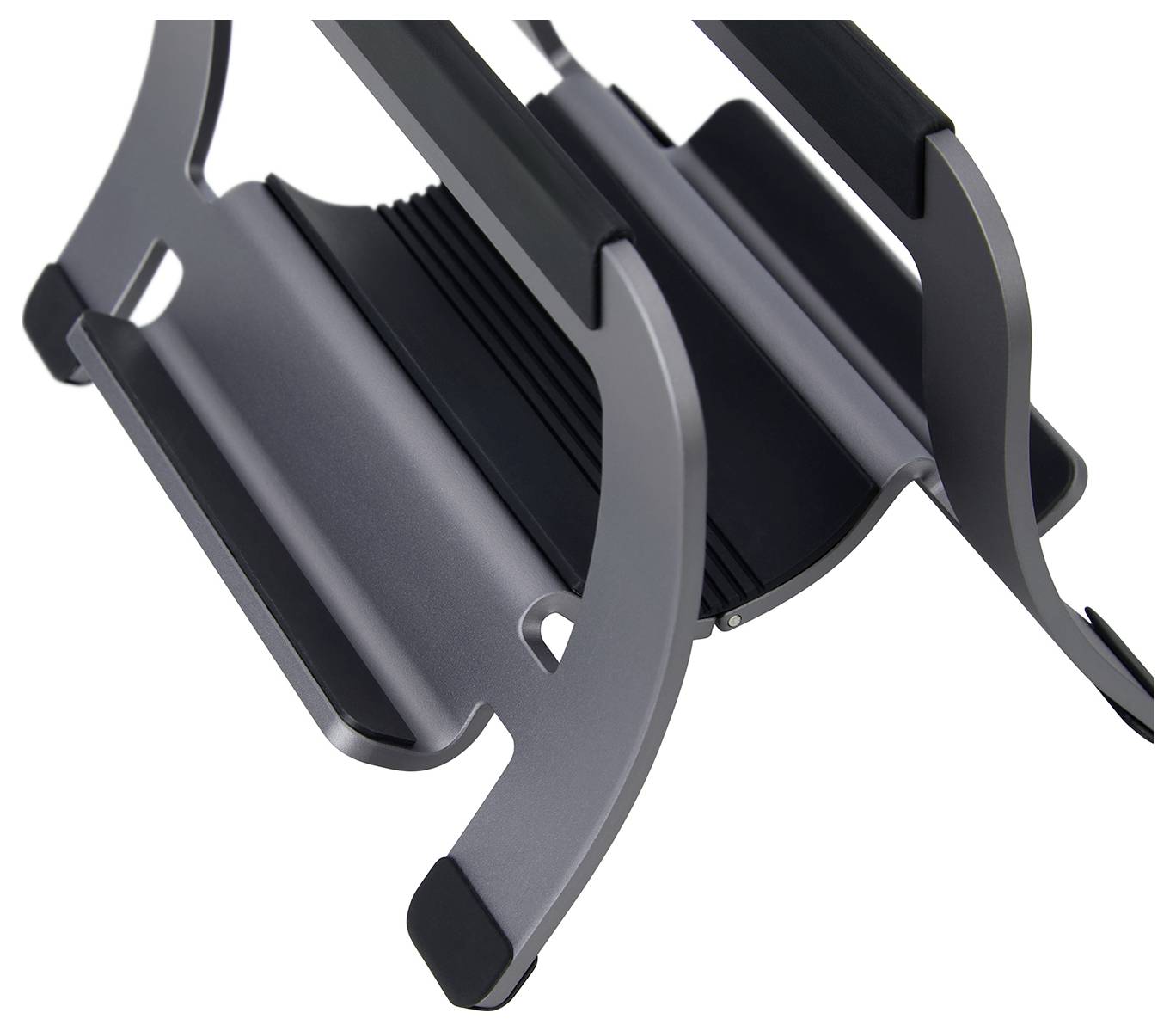 Gros plan d'un cadre de chaise pliante ou de support en métal noir avec des supports courbes et un siège à lattes, présenté sur un fond blanc.