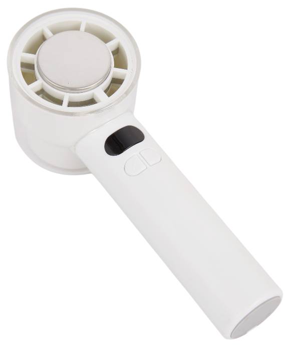 Ventilateur électrique blanc portatif ou souffleur d'air avec une tête arrondie aérée, un interrupteur noir et une longue poignée sur un fond blanc