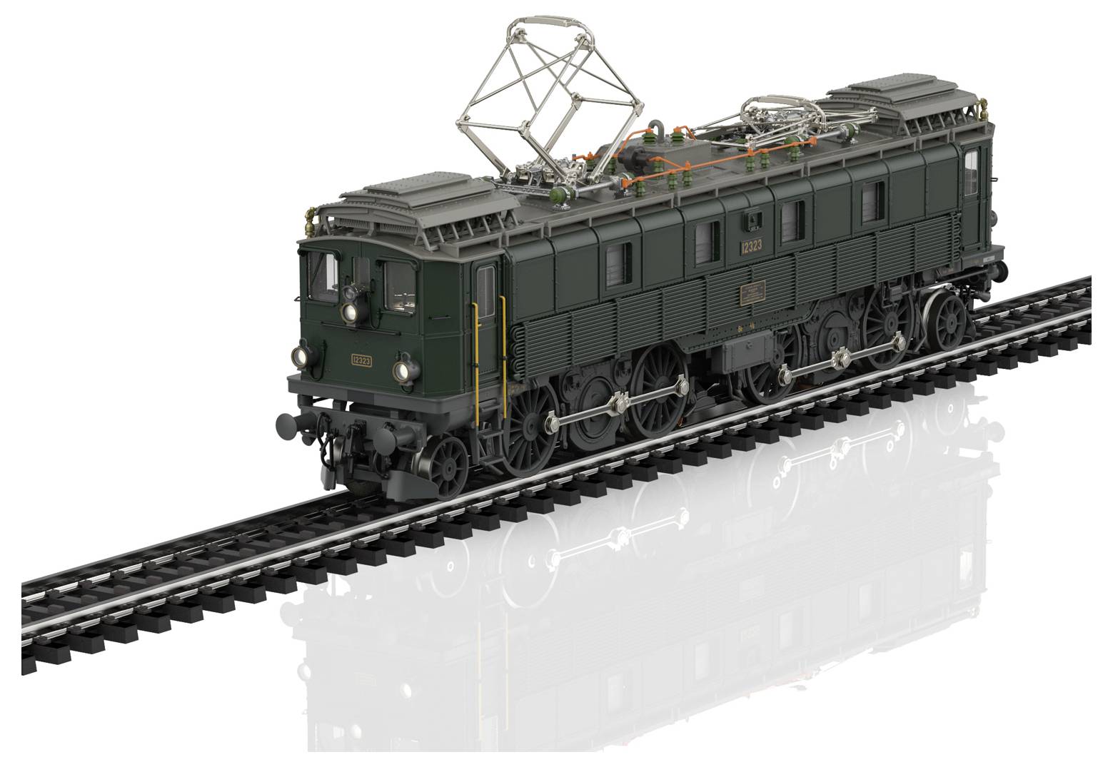 Locomotive électrique vert foncé avec pantographe levé sur les voies, présentée en vue de profil sur fond blanc.