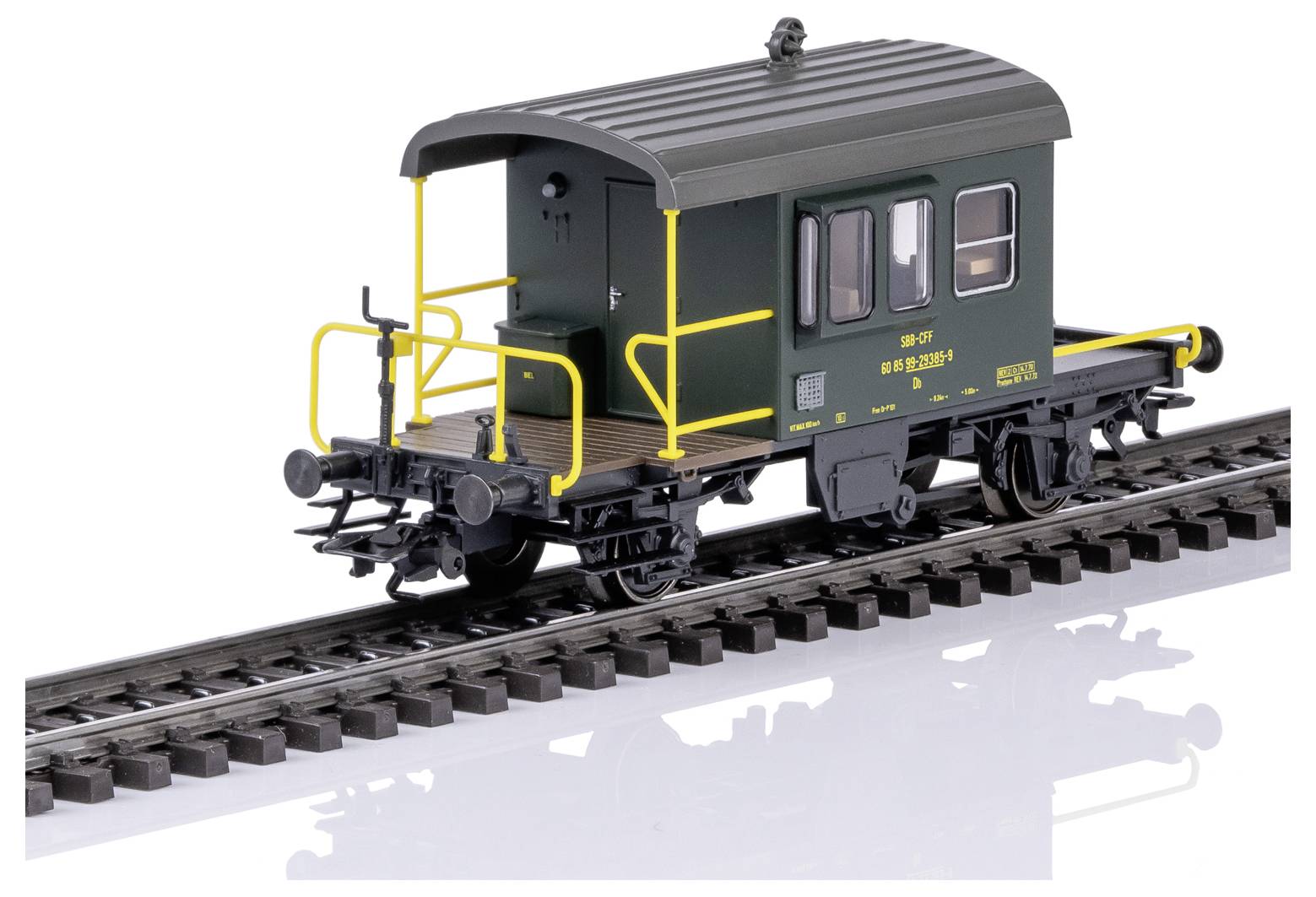 Un wagon de chemin de fer détaillé sur une voie, vert foncé avec des rampes jaunes et un toit gris, présenté sur un fond blanc.