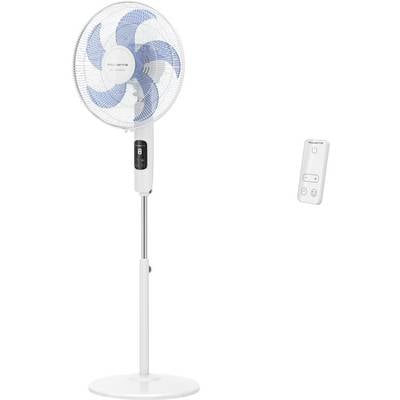 Ventilateur sur socle blanc avec pales bleues et télécommande sur fond blanc uni.