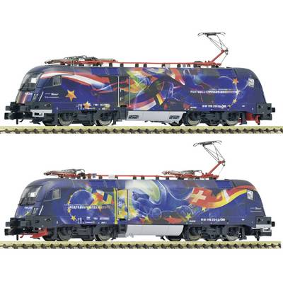 Deux wagons plats noirs identiques sur rails, présentés côte à côte, avec des poteaux de retenue verticaux et des attelages visibles.