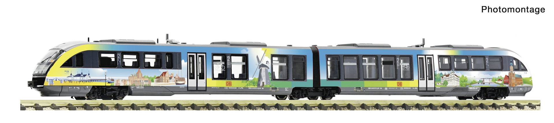 Un modèle de wagon de fret vert foncé sur des rails, présenté en vue latérale avec des fenêtres, des portes et un châssis détaillés.
