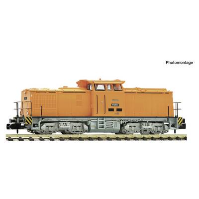 Locomotive électrique rouge présentée en vue latérale sur les rails, avec pantographe levé et logo de la Deutsche Bahn.